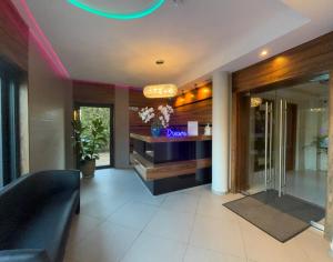a living room with a black couch and a lobby at Asenata Pokoje&Apartamenty Ustroń Centrum in Ustroń