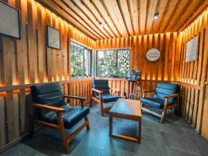 a waiting room with two chairs and a table at Utopía Hotel Boutique in Mexico City