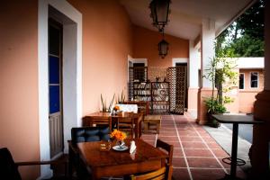 a patio with a table and chairs and a book shelf at Utopía Hotel Boutique in Mexico City