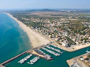 an aerial view of a harbor with boats in the water at Studio cabine avec terrasse, 4 couchages, parking privé - Marseillan - FR-1-326-415 in Marseillan