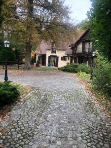 eine gepflasterte Straße vor einem Haus in der Unterkunft Suite Étoile in Villebon-sur-Yvette