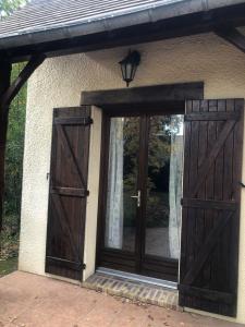 ein Hauseingang mit zwei Holztüren in der Unterkunft Suite Étoile in Villebon-sur-Yvette