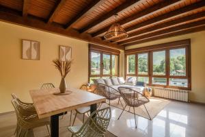 a living room with a table and chairs at Casa Maldivas - Cerca playa de Barro/ Niembro in Posada de Llanes