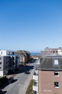 eine leere Straße in einer Stadt mit Gebäuden in der Unterkunft Hotel Dünenburg in Westerland