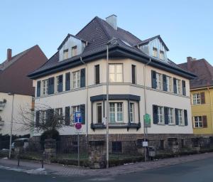 a large white house with a black roof at Apartment 25 - zentrumsnah - Parkplatz in Coburg
