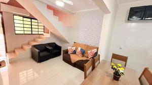 a living room with a couch and a table at Sobrado de luxo em condomínio in Araçatuba