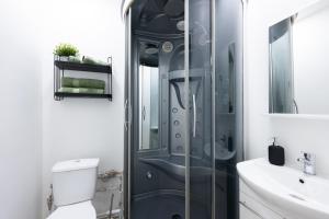 a bathroom with a shower and a toilet and a sink at loond Stay- Kehra Ärimaja in Kekra