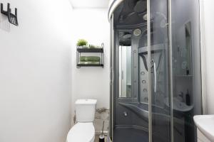 a bathroom with a shower with a toilet and a sink at loond Stay- Kehra Ärimaja in Kekra