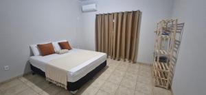 a small bedroom with a bed and a heater at Apartamento central completo in Tangara da Serra