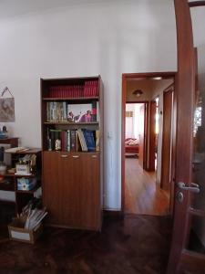 a living room with a book shelf filled with books at Casa Corna in Río Cuarto
