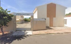 a building with a gate with a sign that reads generacienda at Sobrado de luxo em condomínio in Araçatuba