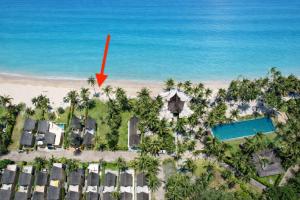 an aerial view of a resort with a red arrow at Rosdao Beachfront Villa in Ban Khlong Son
