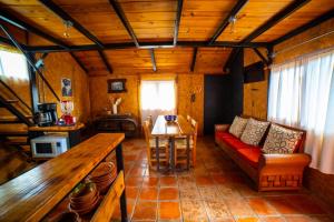 een woonkamer met een bank en een tafel bij Tombstone in Valle de Bravo