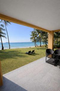a patio with a view of the ocean from a beach at Rosdao Beachfront Villa in Ban Khlong Son +49 photos