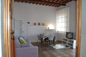 a living room with a table and a couch at La Liberty in Marciana Marina