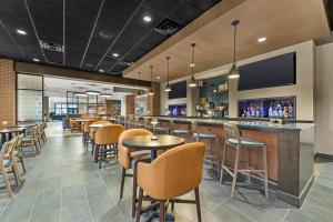 a bar in a restaurant with tables and chairs at Drury Plaza Hotel Lincoln Downtown in Lincoln