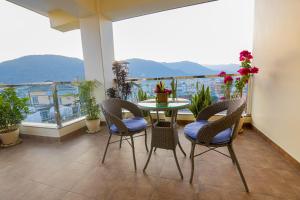 ein Balkon mit Tisch und Stühlen und Aussicht in der Unterkunft Hotel Dashain in Pokhara