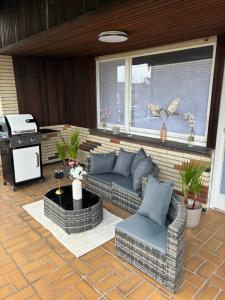 eine Terrasse mit zwei Sofas, einem Tisch und einem Herd in der Unterkunft ChrisTho - Am Rheinsteig in Vallendar