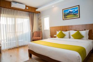 ein Schlafzimmer mit einem großen Bett und einem Fenster in der Unterkunft Hotel Dashain in Pokhara + 76 Fotos