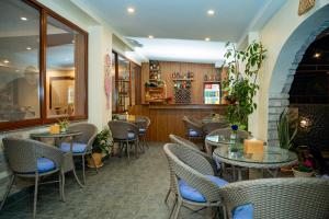 ein Restaurant mit Tischen, Stühlen und einem Kamin in der Unterkunft Hotel Dashain in Pokhara
