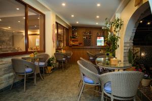 ein Restaurant mit Tischen und Stühlen in einem Raum in der Unterkunft Hotel Dashain in Pokhara