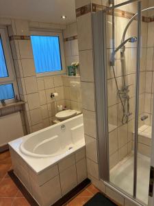 ein Badezimmer mit Dusche, Waschbecken und Toilette in der Unterkunft ChrisTho - Am Rheinsteig in Vallendar + 28 Fotos