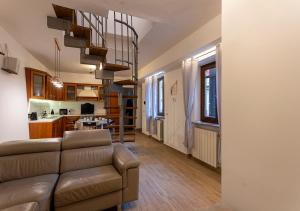 a living room with a couch and a kitchen at 100 Mq, Free Parking, Charming House Ponte Coperto in Pavia