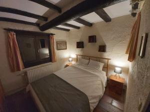 a bedroom with a bed and two lamps on tables at La Bergerie in Froid-Chapelle