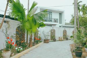 a courtyard with plants and flowers in a house at Huế Silk Homestay in Cồn Giả Viên