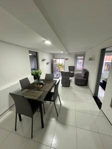 a dining room and living room with a table and chairs at Turismo y Comercio a 5min I Ubicación estratégica in Manizales