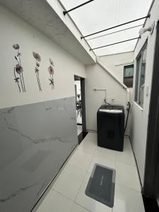 a bathroom with a sink and a mirror on the wall at Turismo y Comercio a 5min I Ubicación estratégica in Manizales