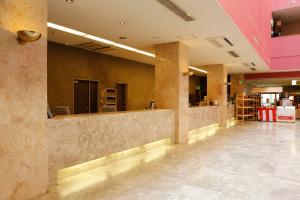 una hall con un bancone in un edificio di Hinotani Onsen Misugi Resort a Tsu