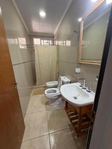 a bathroom with a toilet and a sink at Departamento temporal en Avellaneda, Santa Fe in Avellaneda