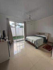 a bedroom with a bed and a large window at Departamento temporal en Avellaneda, Santa Fe in Avellaneda
