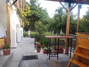 a patio with a table and chairs and plants at Vendel Guesthouse in Mereni