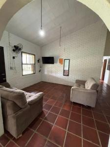 a living room with a couch and two chairs at Casa 2 Silvia Beatriz in Holambra