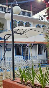 a building with chairs and a light pole at Pousada Villa Real in Sabará