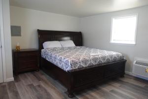 a bedroom with a bed and a window at Freedom INN Motel in Grantville +12 photos