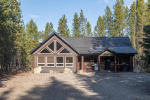 ein Haus mit Garage im Wald in der Unterkunft Wolf Den in Valemount