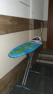 a surfboard sitting on top of a wooden table at Hostel Zaezzhiy Dvor in Abakan