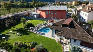 an aerial view of a house with a yard at Villaggio Hotel Aquila in Calliano