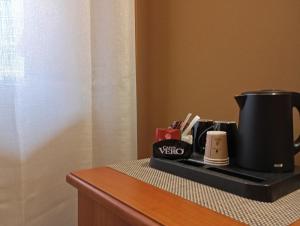 a coffee pot on a tray on a table at Il Leone D'Oro in Telgate