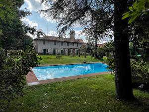 a house with a swimming pool in a yard at Casa Aguilar-Habitaciónes y más en casa exclusiva en Centelles in Centellas