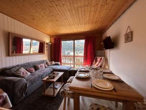 a living room with a couch and a table at Appartement 3 pièces, 6 pers, proche pistes, parking - FR-1-180-365 in Les Allues