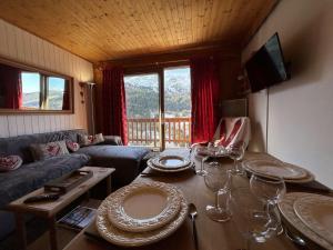 a living room with a table with wine glasses on it at Appartement 3 pièces, 6 pers, proche pistes, parking - FR-1-180-365 in Les Allues