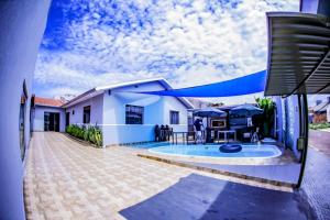 a villa with a swimming pool and a house at Casa grande com piscina área gourmet in Cascavel +6 photos