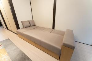 a brown bed in a room with at JPtrad 葵 なんばや心斎橋にも直結の8名様まで宿泊可能の広々メゾネット in Osaka