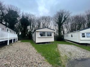 two mobile homes are parked next to each other at 26 The Green Captains Cabin in Crantock