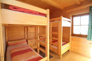 a room with two bunk beds in a cabin at Samalmglück in Maria Luggau