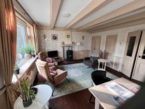 a living room with a couch and a table at Vakantiehuis Doelestee in Balk